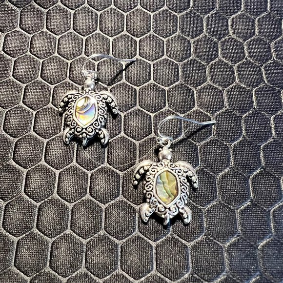 Turtle Earrings with Green Abalone Stones Made of .925 Silver - Picture 1 of 1